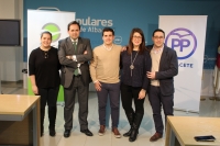 Juan Carlos González, en el centro de la imagen, junto a Núñez y Marta Maroto.