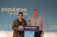 Juan Carlos González y Kiko Jiménez, en la sede del PP de Albacete.