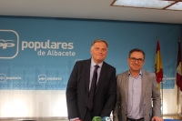 Francisco Cañizares y Antonio Martínez, en la sede provincial del PP de Albacete.