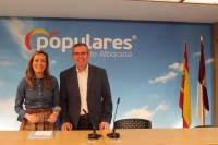 Carmen Navarro y Vicente Aroca, en la sede provincial del PP.