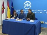 Paco Núñez, junto a Tania Andicoberry y Ramón Rodríguez en la junta local del PP de Almansa.