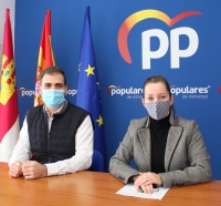 Benjamín Calero y Tania Andicoberry, en rueda de prensa en el PP de Almansa.