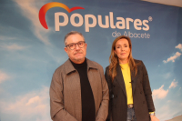 Antonio Mart&iacute;nez y Carmen Navarro, en la sede del PP de Albacete.
