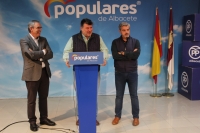 Vicente Aroca, Antonio Serrano y Ramón Rodríguez, en la sede provincial del PP.