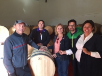 Maravillas Falcón visitó la Bodega Santa Cruz de Alpera, acompañada por la alcaldesa, Cesárea Arnedo.