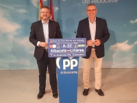 Juan Antonio Moreno y Vicente Aroca, en la sede provincial del PP.