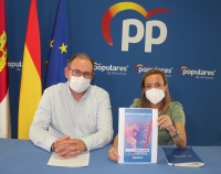Javier Sánchez y Carmen Navarro, en la sede del PP de Almansa.