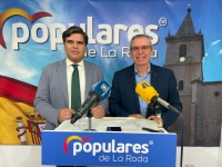 José Manuel Labrador y Vicente Aroca, en la sede del PP La Roda.