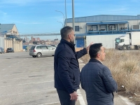 El alcalde José Núñez, junto a Antonio Martínez Alcalde, en su visita al poígono industrial de Villamalea.