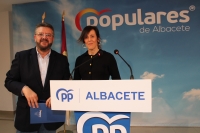 Juan Antonio Moreno y María Gil, en la sede del PP Ab.