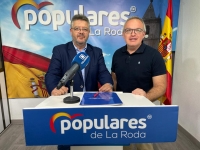 Juan Antonio Moreno y Santiago Blasco, en la sede del PP de La Roda.