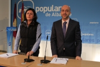 Juan Marcos Molina y Amalia Guitérrez en rueda de prensa.