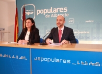 Juan Marcos Molina y Amalia Gutiérrez en rueda de prensa.