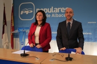 Juan Marcos Molina y Amalia Gutiérrez en rueda de prensa.