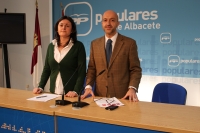 Juan Marcos Molina y Amalia Gutiérrez en rueda de prensa.