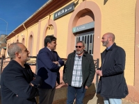 Labrador, junto a Francisco Vizcaíno y Armentario López, en la Estación ferroviaria de Hellín.