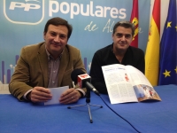 José Luis Teruel y Ramón Rodríguez con la revista médica.