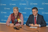 Javier González, presidente del PP de La Roda, junto a Juan Antonio Moreno.