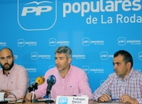 Javier González Núñez, en el centro de la imagen, será el nuevo presidente local del PP de La Roda.