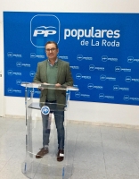Antonio Martínez, en la sede del PP de La Roda.