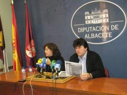 La alcaldesa de Letur, MarÃ­a del Carmen Ãlvarez, y Antonio Serrano.