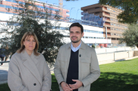 Llanos Navarro y Santiago Serrano, en las inmediaciones del Hospital General de Albacete.