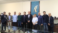 Lorenzo Robisco visita la fábrica de calzado Ángel Infante de Almansa, junto al alcalde Javier Sánchez y junta local del PP de Almansa.