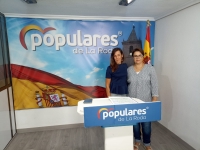 María Gil e Isabel Palencia, en la sede del PP de La Roda.