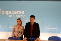 Maravillas Falcón y Álvaro Nadal, en rueda de prensa en la sede del PP.