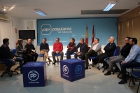 Mesa abierta con afiliados en la sede del PP de Albacete.