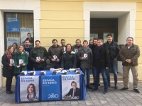 Mesa informativa del PP en Almansa.