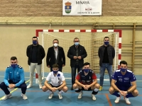 Vicente Aroca y Juan José Grande, con el equipo de fútbol sala de Minaya.