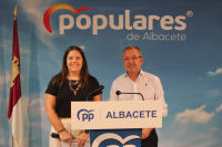 Miriam García y Antonio Martínez, en la sede del PP de Albacete.