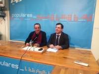 Manuel Mínguez y Francisco Molinero, en la sede del PP de Hellín.
