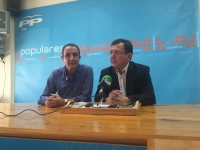 Manuel Mínguez y Paco Molinero, en la sede del PP de Hellín.