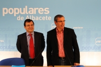 Francisco Molinero y Vicente Aroca, en la sede del PP de Albacete.