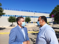 Juan Antonio Moreno y Bernardo Ortega, en el Hospital Comarcal de Villarrobledo.