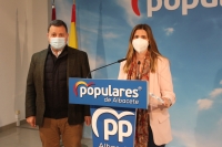 Manuel Serrano y Carolina Agudo, en la sede del PP de Albacete.