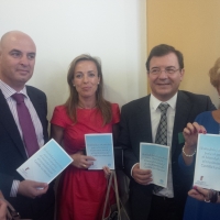 Carmen Navarro, junto a Francisco Molinero, en las Cortes de Castilla-La Mancha.