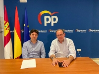 Francisco Navarro y Javier Sánchez, en la sede del PP de Almansa.