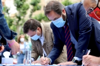 Paco Núñez y Manuel Serrano, en la mesa de firmas instalada en la Plaza del Altozano.