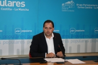 Francisco Núñez, en la rueda de prensa ofrecida en las Cortes regionales.