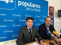 Francisco Navarro y Fermín Gómez, en la sede del PP de La Roda.