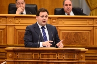 Núñez, durante su intervención en el Pleno de las Cortes de Castilla-La Mancha.