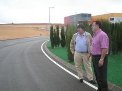 Antonio Serrano y José Miguel Mollá, en el Parque Tecnológico de Caudete.