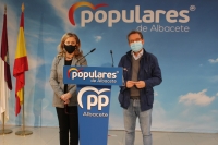 Pilar Alía y Antonio Martínez, en la sede del PP de Albacete.