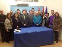 Dimas Cuevas y la junta local del PP de Almansa.