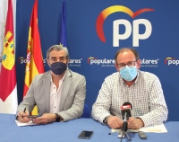 Ramón Rodríguez y Javier Sánchez, en la sede del PP de Almansa.