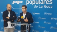 Juan Luis Escudero y Lorenzo Robisco, en la sede del PP de La Roda.