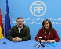 Valentín Laguía y Rosario Rodríguez, en la sede del PP de Almansa.